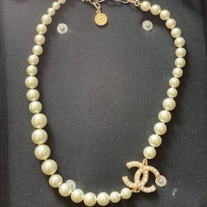 Short pearl necklace